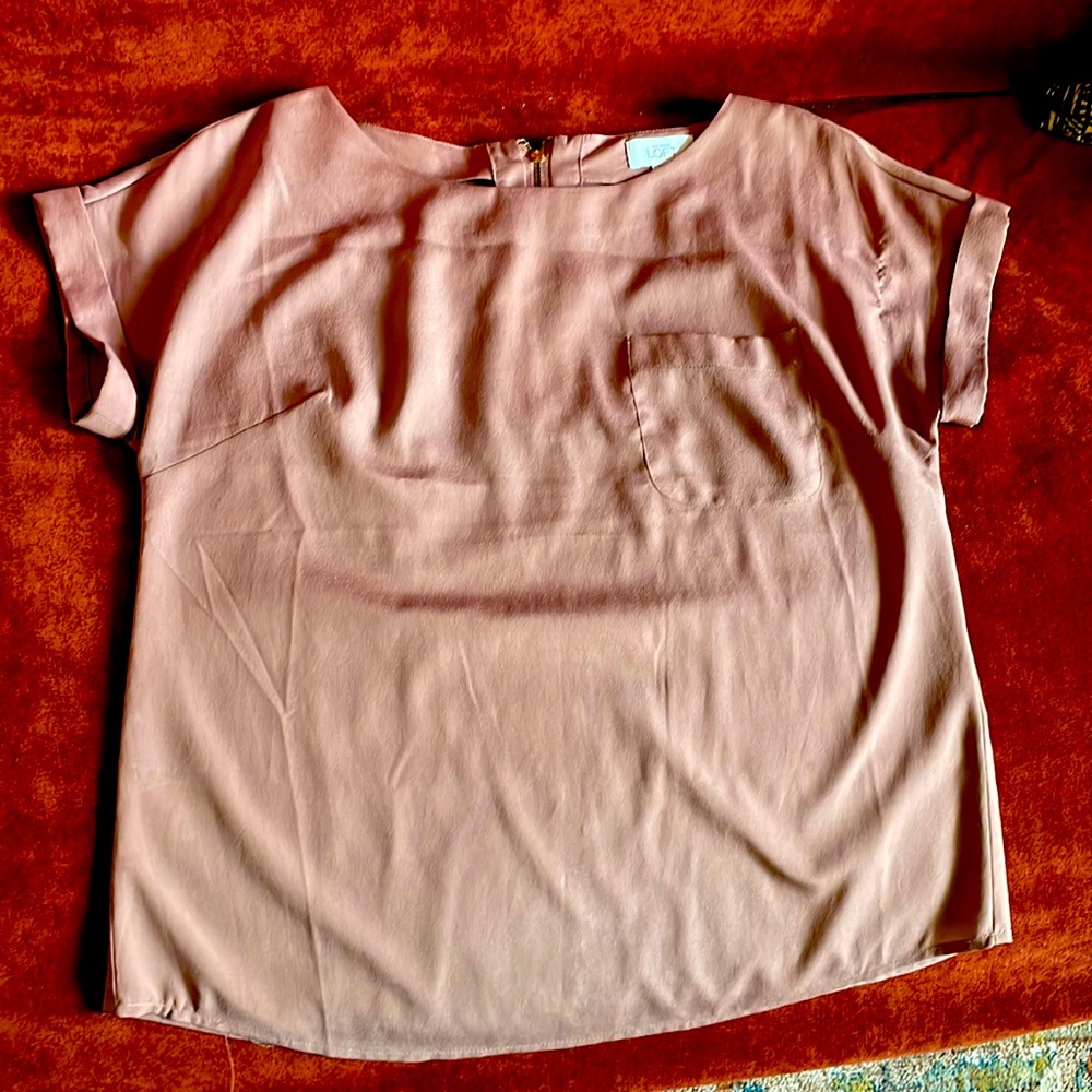 Lightweight short sleeve zipper-back blouse